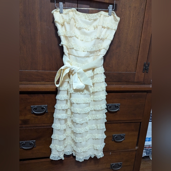 Betsey Johnson Dresses & Skirts - Betsey Johnson Cream Strapless Lace Dress- Size 4